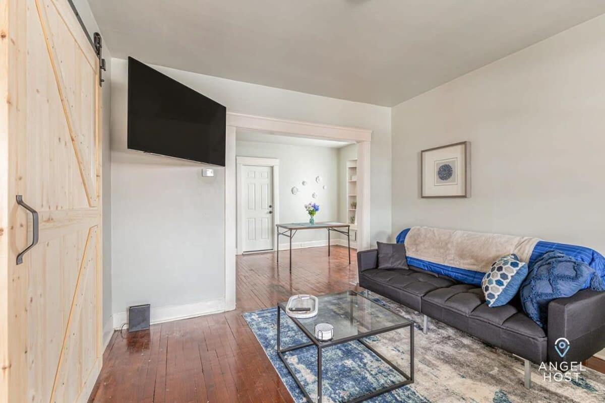 Newly Remodeled Apt, South Hills Old Brooklyn Area クリーブランド エクステリア 写真
