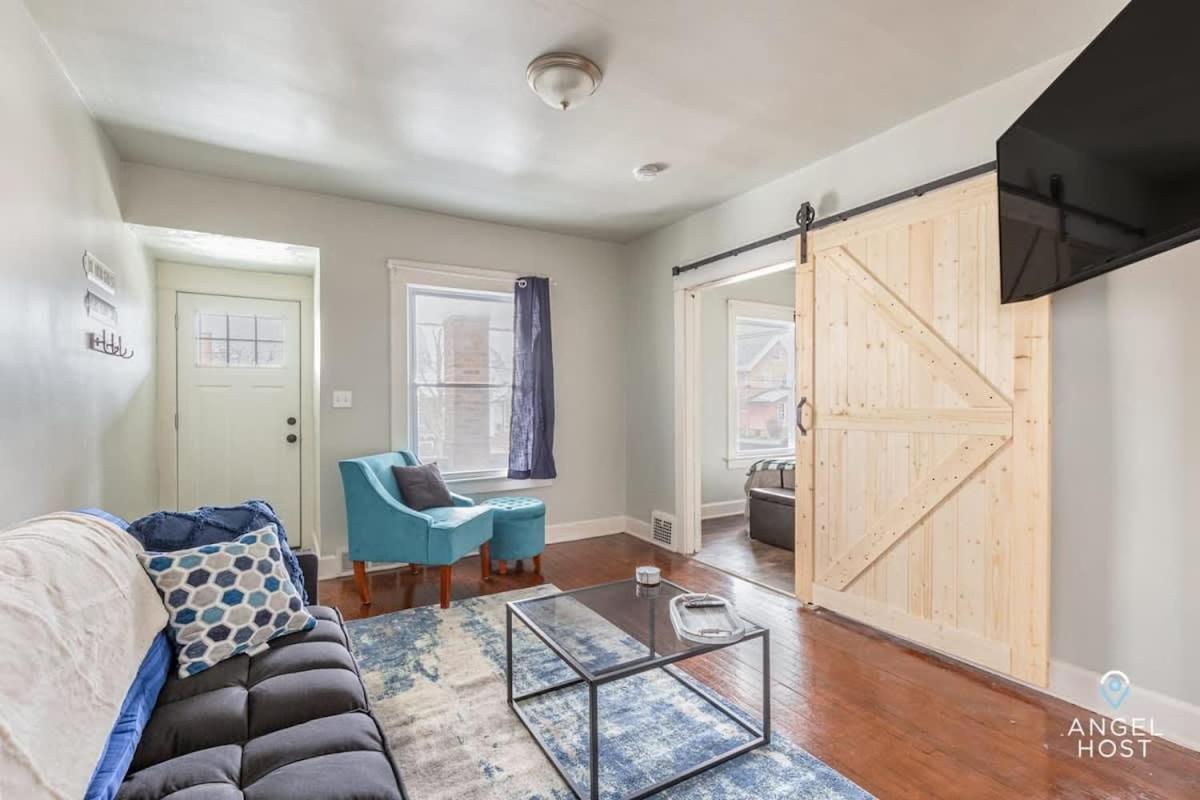 Newly Remodeled Apt, South Hills Old Brooklyn Area クリーブランド エクステリア 写真