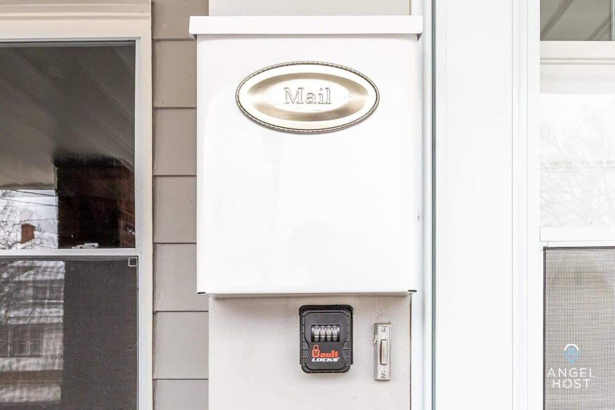 Newly Remodeled Apt, South Hills Old Brooklyn Area クリーブランド エクステリア 写真