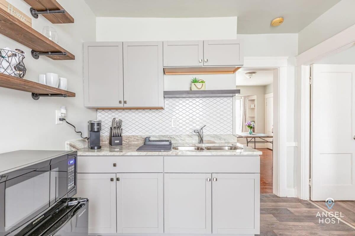 Newly Remodeled Apt, South Hills Old Brooklyn Area クリーブランド エクステリア 写真